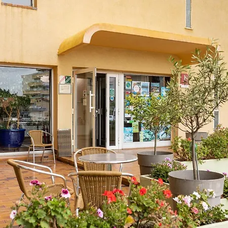 Hotel Du Port 3*